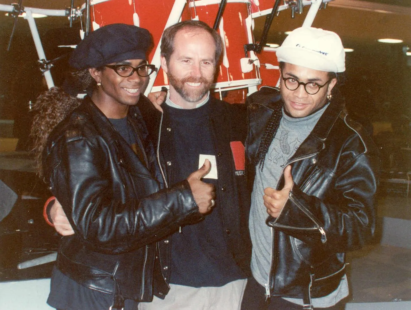 Fab Morvan ja Rob Pilatus Milli Vanillist koos Grammy presidendi C. Michael Greene'iga 1990. aastal.