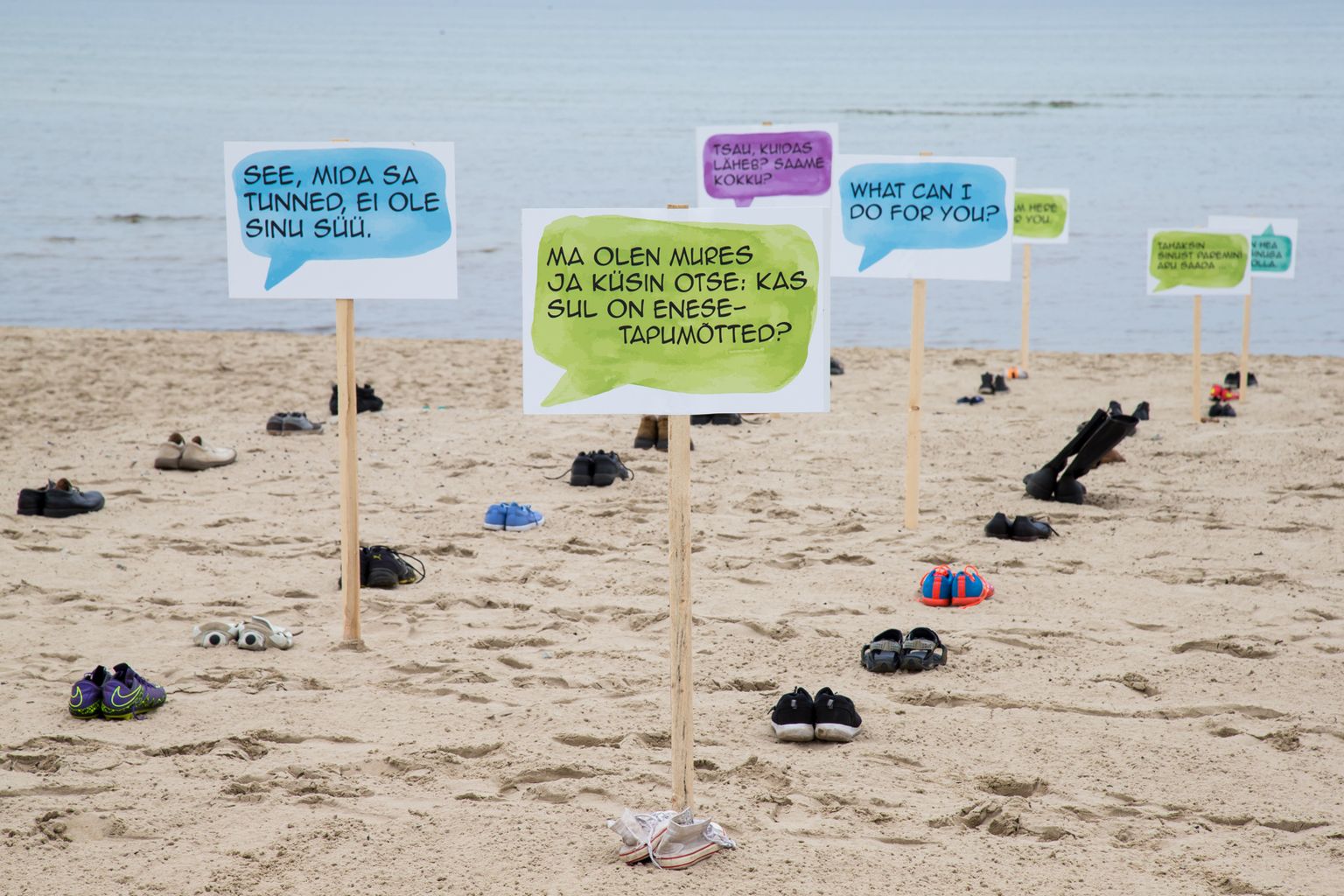 2017. aastal mälestati Stroomi rannas suitsiidi läbi hukkunuid 183 kingapaariga.