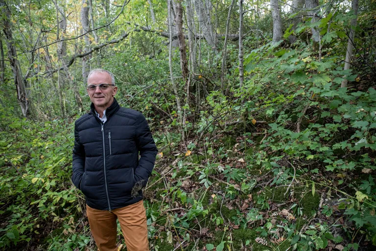 Jaan Puusaag oma kinnistul küsides, kas tema selja taga olev nõlv on tõesti astang, mis laiendab ehituskeeluvööndit.