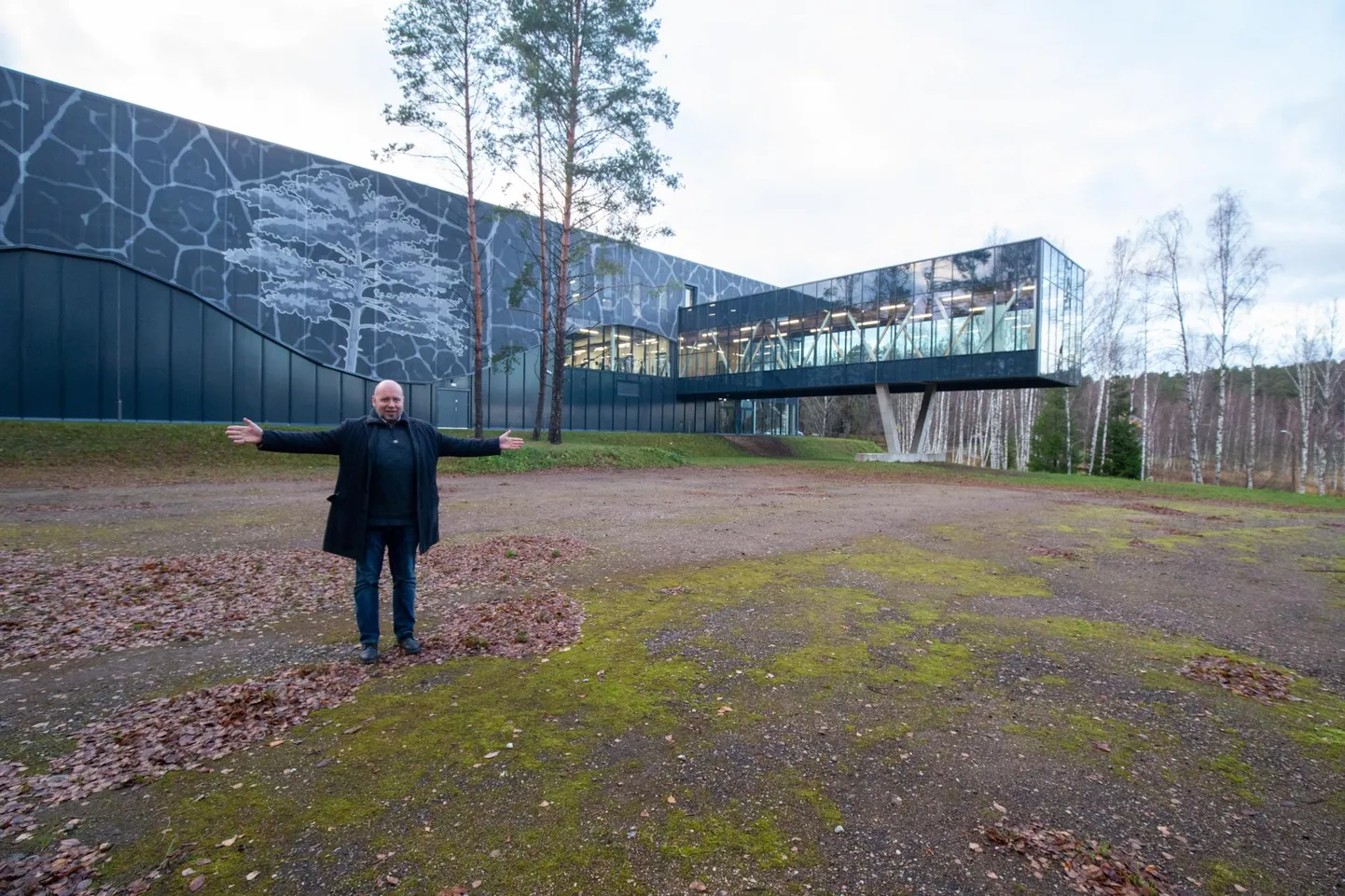 Isamaa Elva vallavanema kandidaat Juhani Jaeger näitas eile spordihoone kõrvale rajatava ujula ligikaudset asukohta.