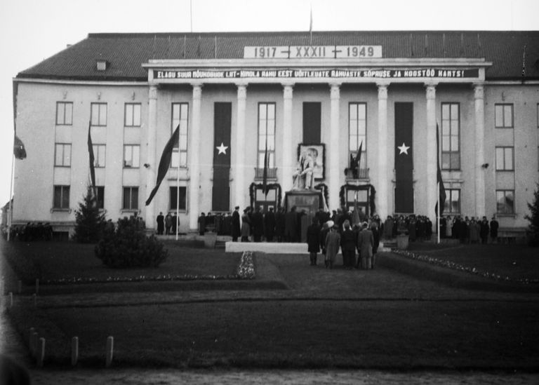 Eesti Põllumajanduse Akadeemia kolis Kaitseliidu tarbeks 1940. aastal valminud majja 1954. aastal. Kaitseliit sinna 1939. aastal ehitama hakatud majja ei jõunudki: juunipöörde järgselt hõivasid selle kommunistid.