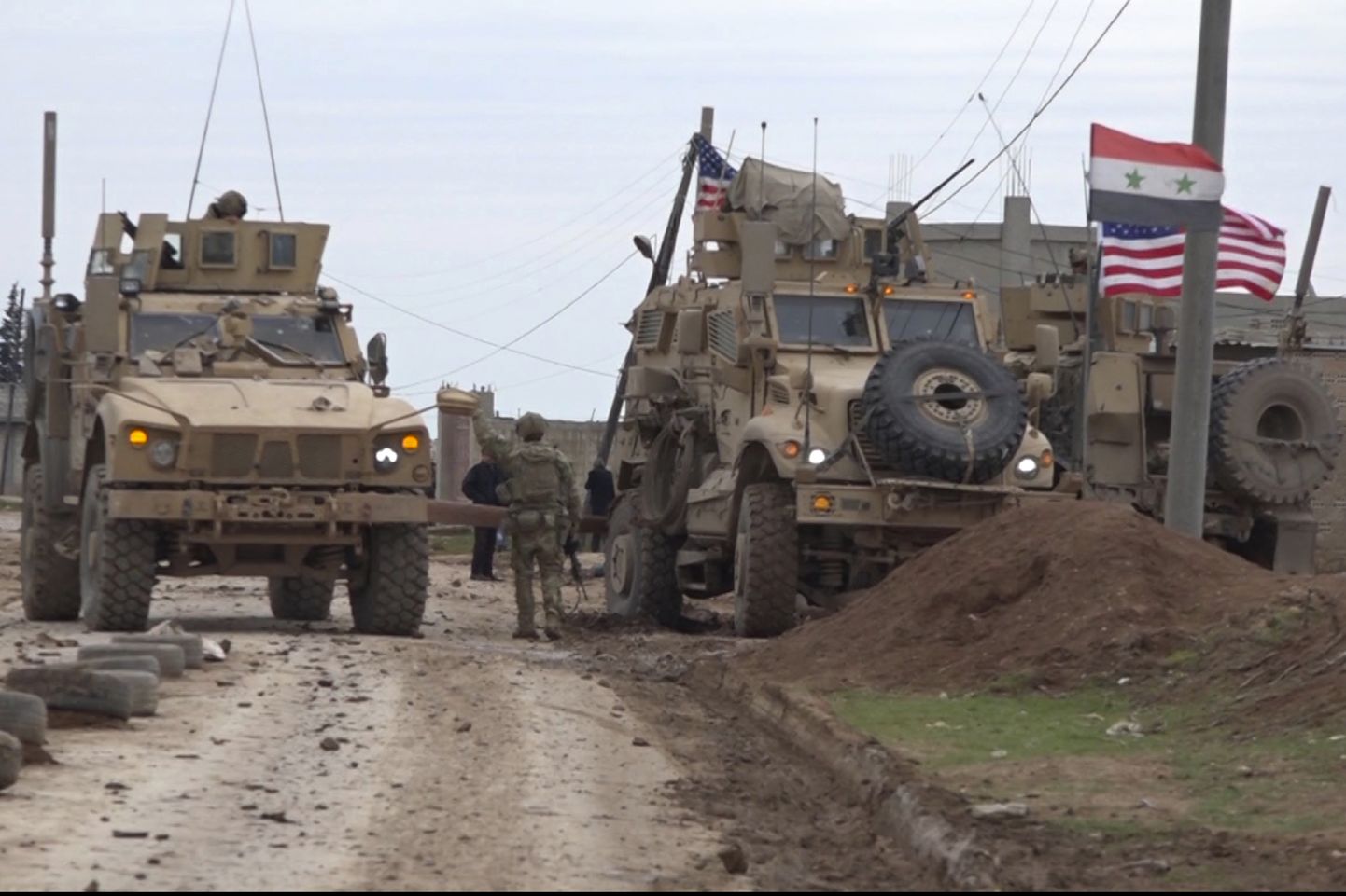 USA sõjaväekonvoi Qamishli linnast idas Khirbet Amo külas 12. veebruaril 2020.