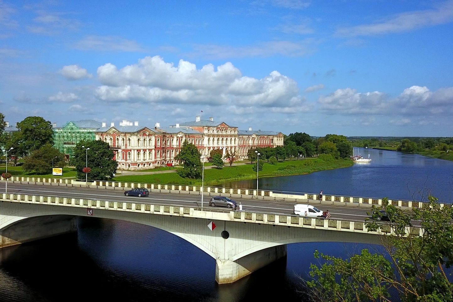Jelgavas pils un tilts pār Lielupi.