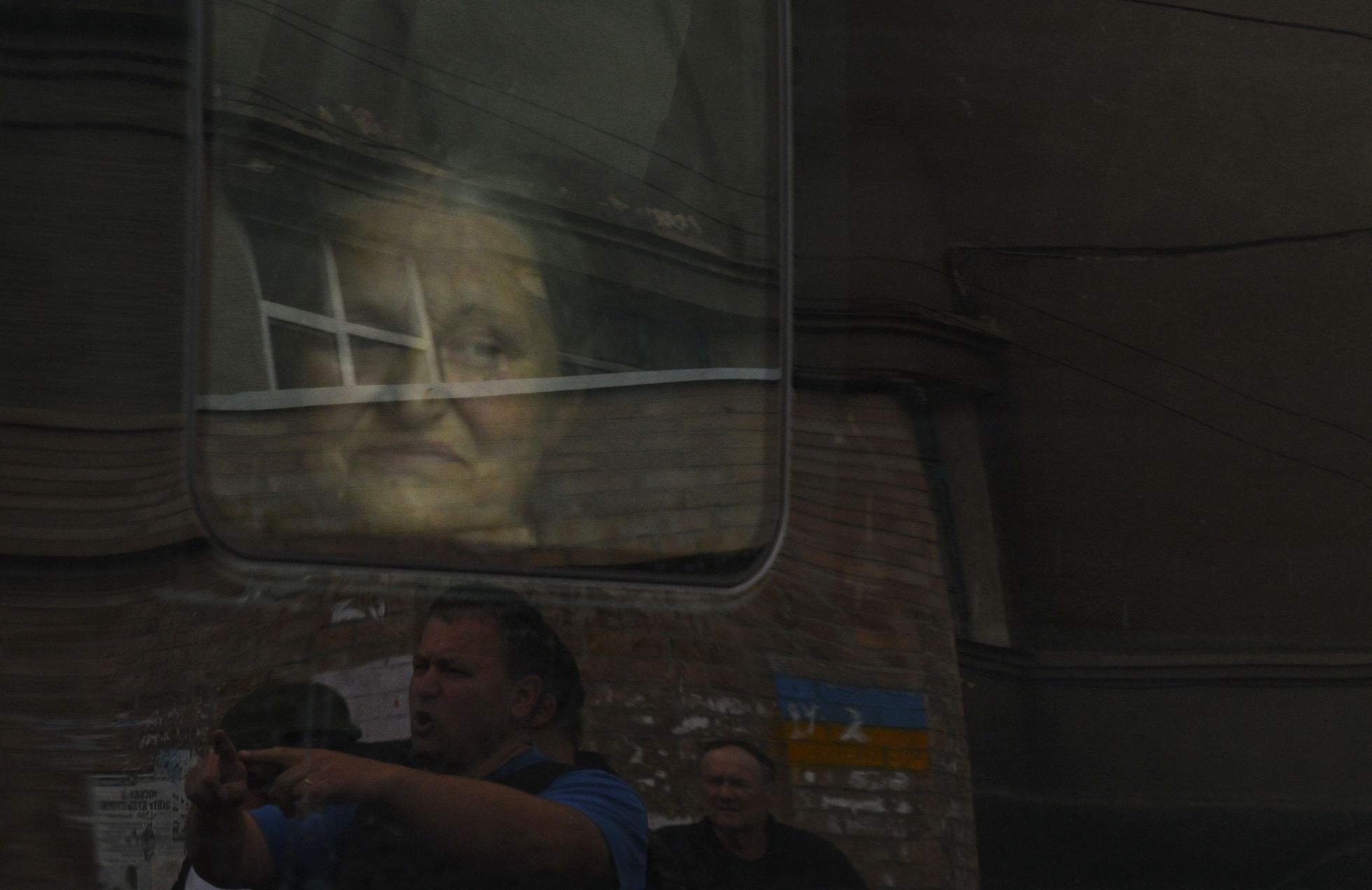 Eakas naine istub bussis eile evakueerimise ajal Donetski oblastis asuvast Soledarist.