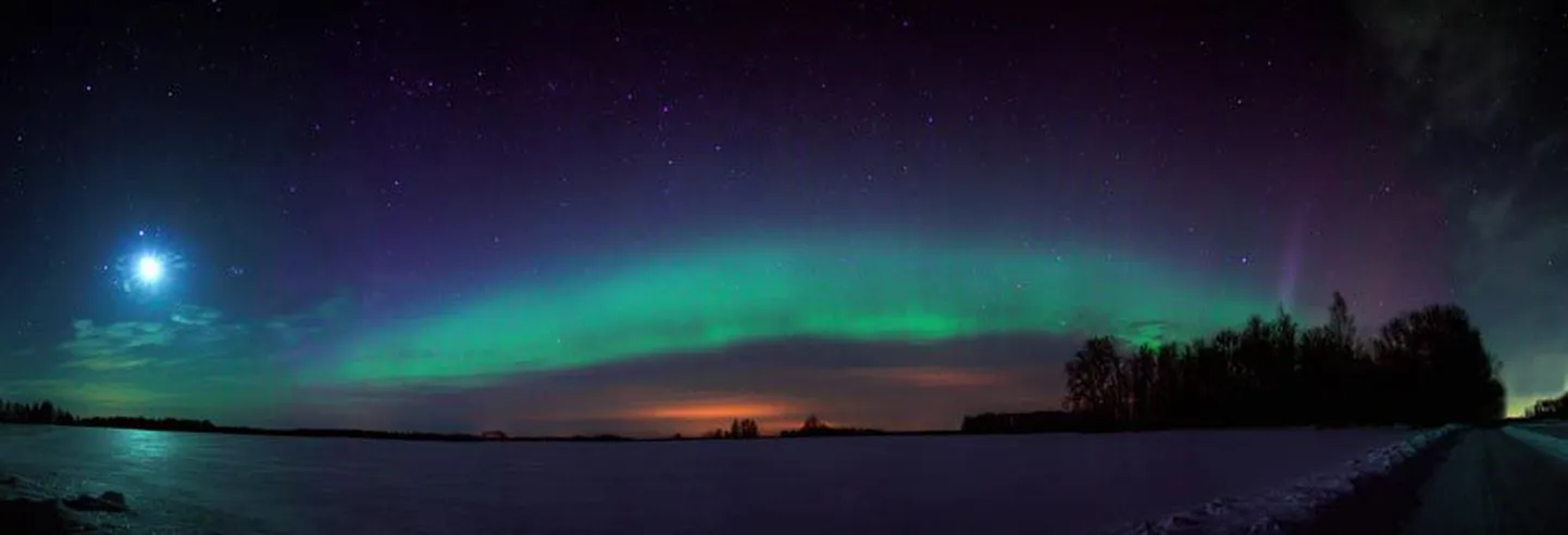 Taevalik vaatepilt virmaliste, kuu ja tähtedega. Samal ajal ilmaruumis tuhisenud komeeti vaata viiendalt leheküljelt.