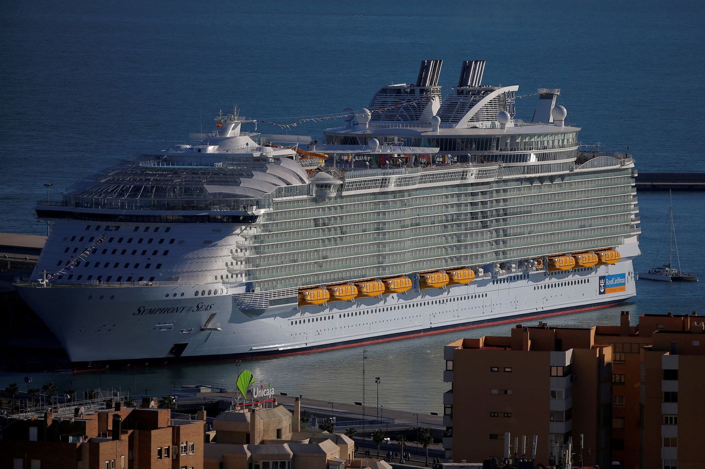 Ristlusfirma Royal Caribbean Cruises 362-meetri pikkune laev Symphony of the Seas Malaga sadamas 2018. aastal. REUTERS/Jon Nazca/File Photo