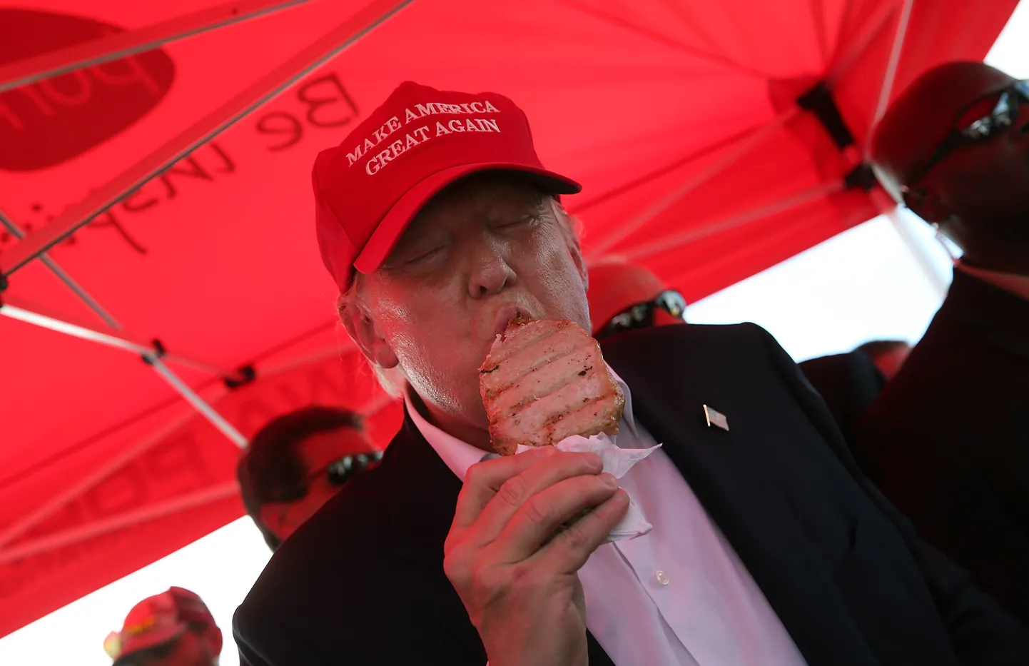 Tulevane president Trump Iowas osariigi laadapäevadel 15. augustil 2015. Trump naudib sealihalõiku.