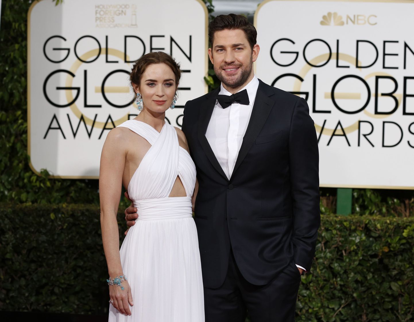 Actress Emily Blunt (L) arrives with actor John Krasinski at the 72nd Golden Globe Awards in Beverly Hills, California January 11, 2015.  REUTERS/Mario Anzuoni  (UNITED STATES - Tags: ENTERTAINMENT)(GOLDENGLOBES-ARRIVALS)