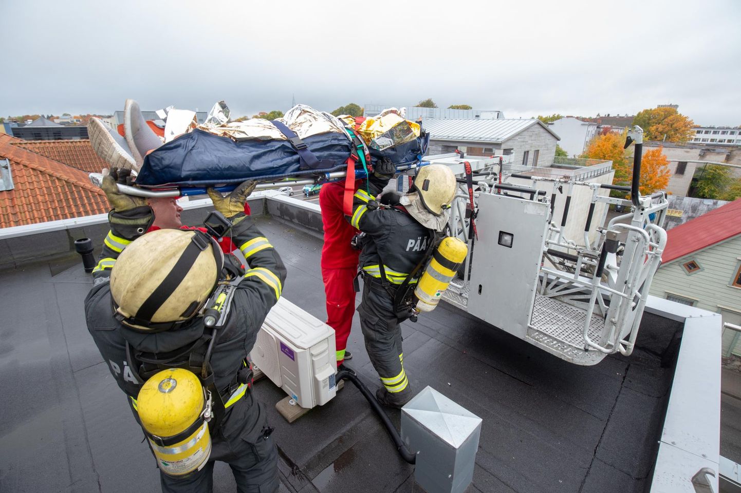 Õppuse stsenaariumi järgi pidid kiirabitöötajad minema katusele, et kannatanu kanderaamile panna.