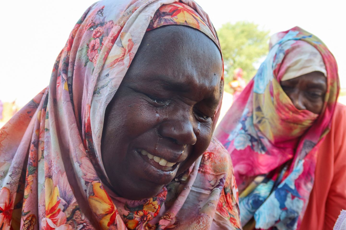 Lääne-Darfurist Al-Junina linnast pärit ja Tšaadi põgenenud naised puhkesid nutma, kui said teateid oma lähedaste tapmise kohta.
