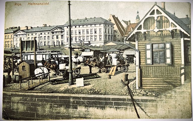 Daugavmala iepretim Iekšrīgai, kur kopā atradās ostas kuģu piestātne, iela ar tramvaja dubultsliedēm un Daugavas tirgus. Attēls no grāmatas "Rīgas tirgi pirms 100 gadiem".