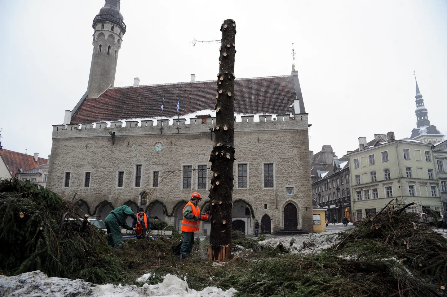 Демонтаж рождественской елки на Ратушной площади.