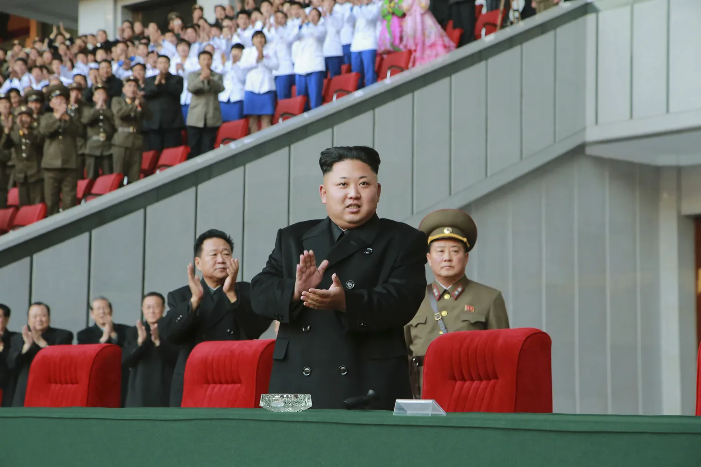 Põhja-Korea liider Kim Jong-un naiste jalgpalli võistlust vaatamas.