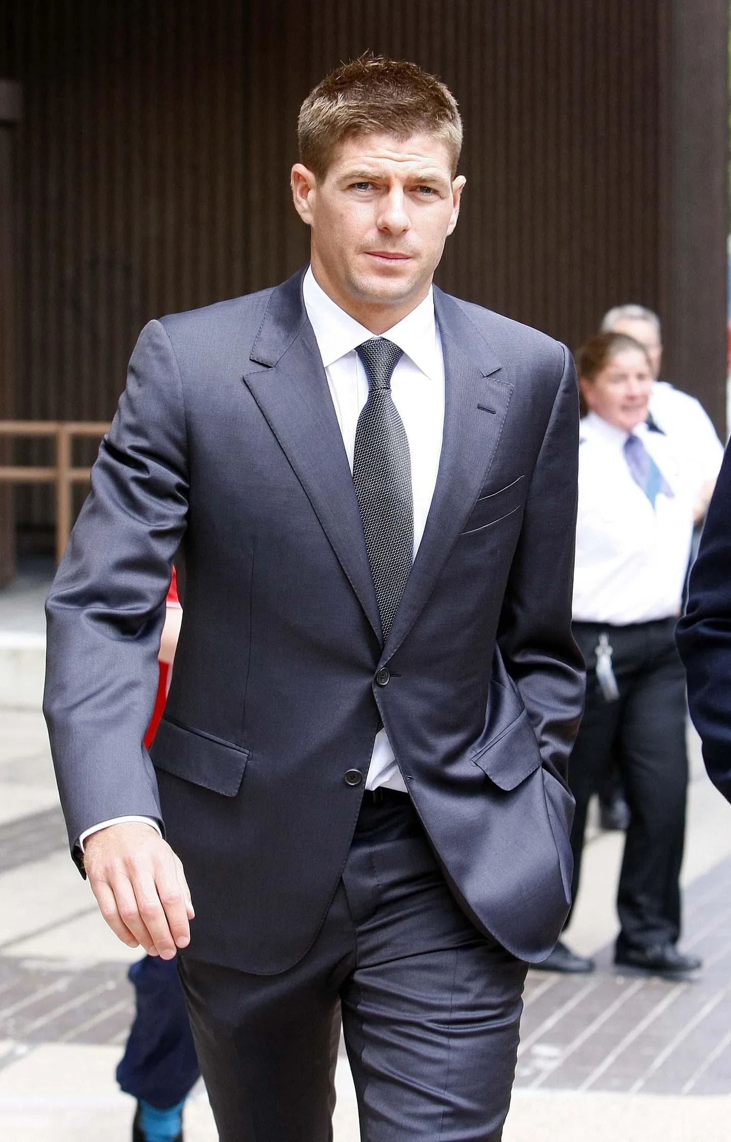 Steven Gerrard eile kohtuistungile saabumas.
