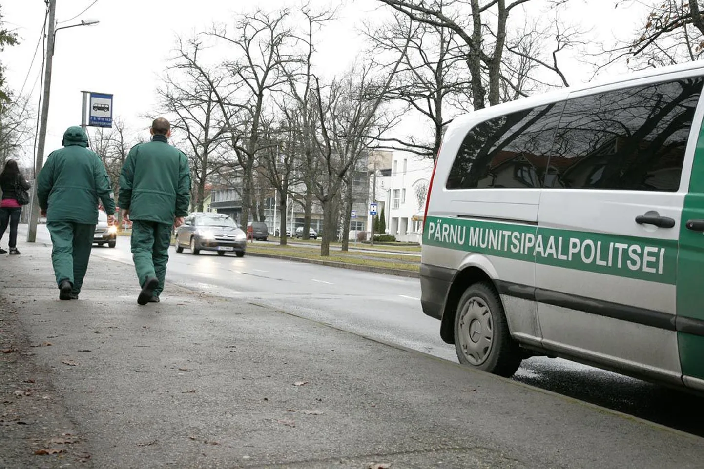 Munitsipaalpolitsei hakkab Pärnust lahkuma. Piletikontrolörid kannavad viimaseid päevi munitsipaalpolitsei rohelist vormi, uue aasta alguses astuvad nad linnavalitsuse majandusosakonna juurde loodava korrakaitseteenistuse koosesisu.