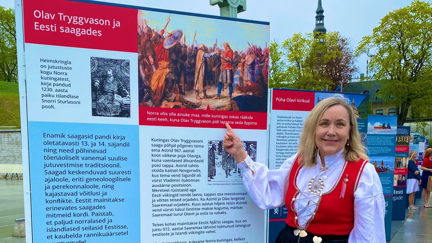 Norra suursaadik Else Berit Eikeland näituse taustal.