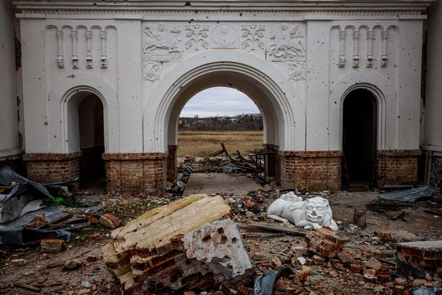 Osa hävitatud Sviatohirski õigeusu koopakloostrist Donetskis.