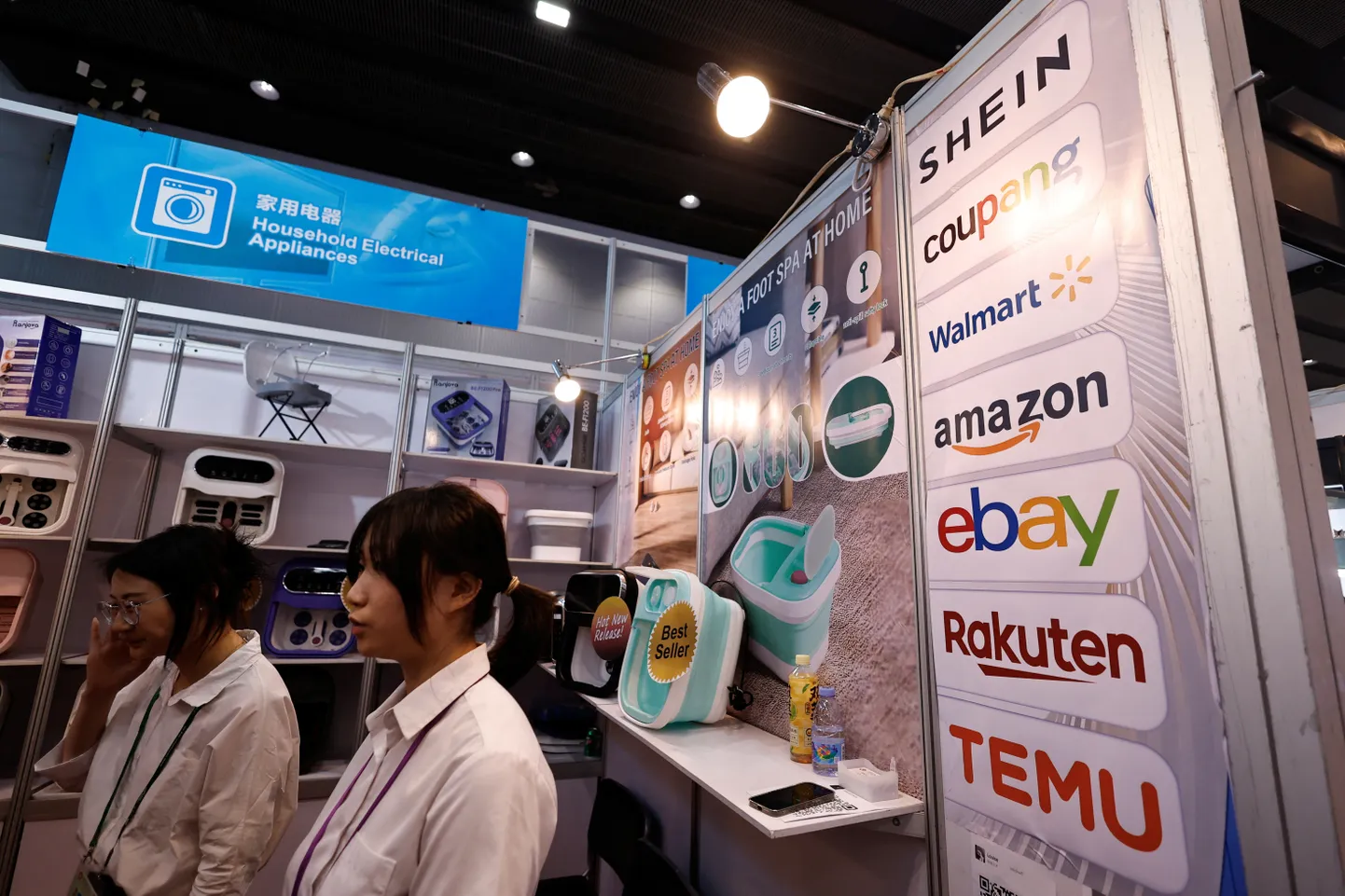Логотипы Shein, Walmart, Amazon, Ebay, Rakuten и Temu можно увидеть на стенде в зале бытовой электроники Китайской импортно-экспортной ярмарки, широко известной как Кантонская ярмарка, в Гуанчжоу, провинция Гуандун, Китай. Фотография носит иллюстративный характер.