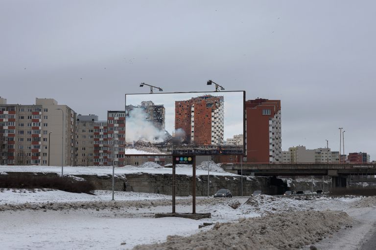 Арт-билборд на Лаагна-теэ в Таллинне близ моста Юхана Смуула.