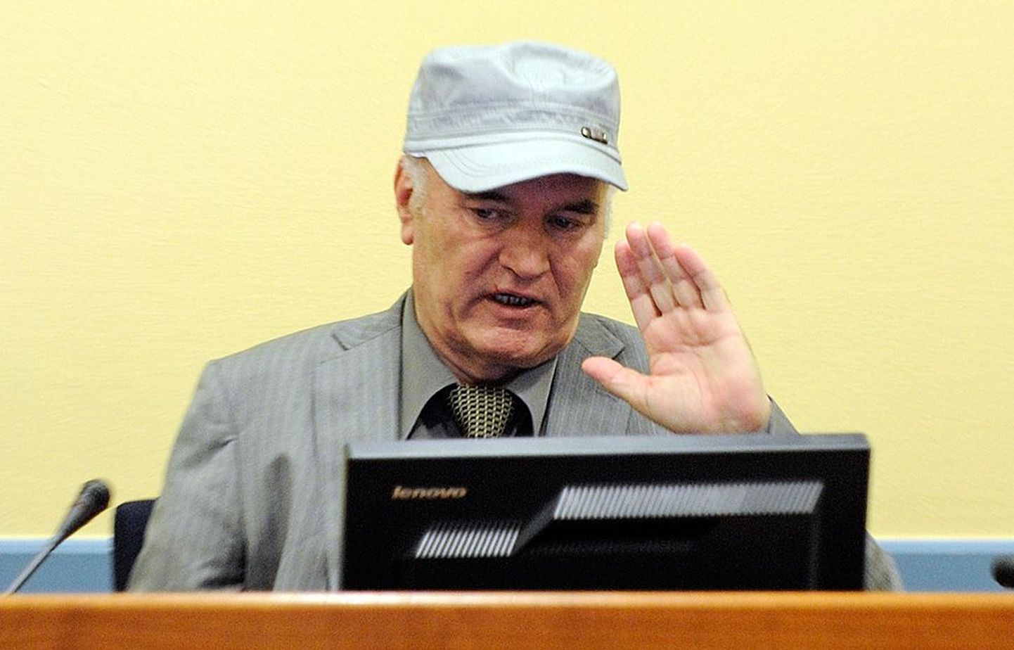 Märgatavalt vananenud Ratko Mladić, kes ei meenuta sugugi kardetud endist armeejuhti, nimetas eile kohtus talle esitatud süüdistusi koletislikeks.