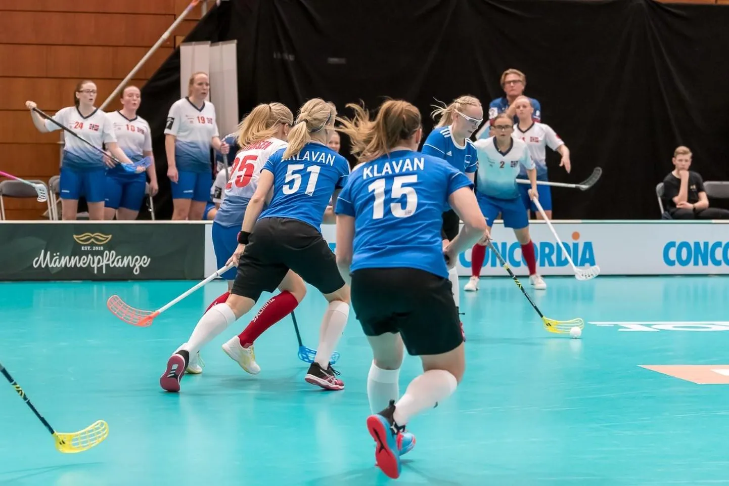Õed Klavanid saalihoki MM-finaalturniiril: Diana (nr 15) ja Jane (51).