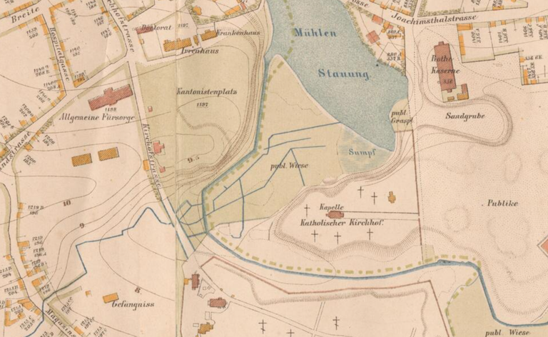 Католическое кладбище с часовней на карте Таллинна от 1885 г. На месте пруда сейчас парк Тийгивески, а улица Юхкентали – на карте Grosse Joachimstahlstrasse – идет по своей прежней траектории.