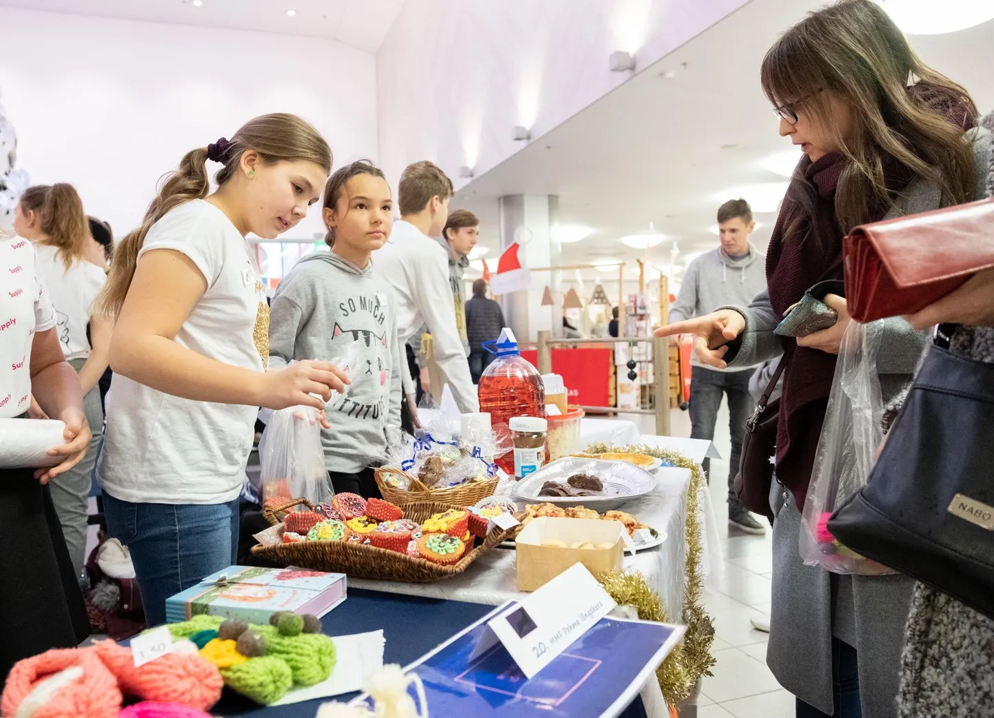 Pärnumaal tegutseb sel õppeaastal pea 40 õpilasfirmat. Pildil õpilasfirmade laat Pärnus enne jõulupühi.