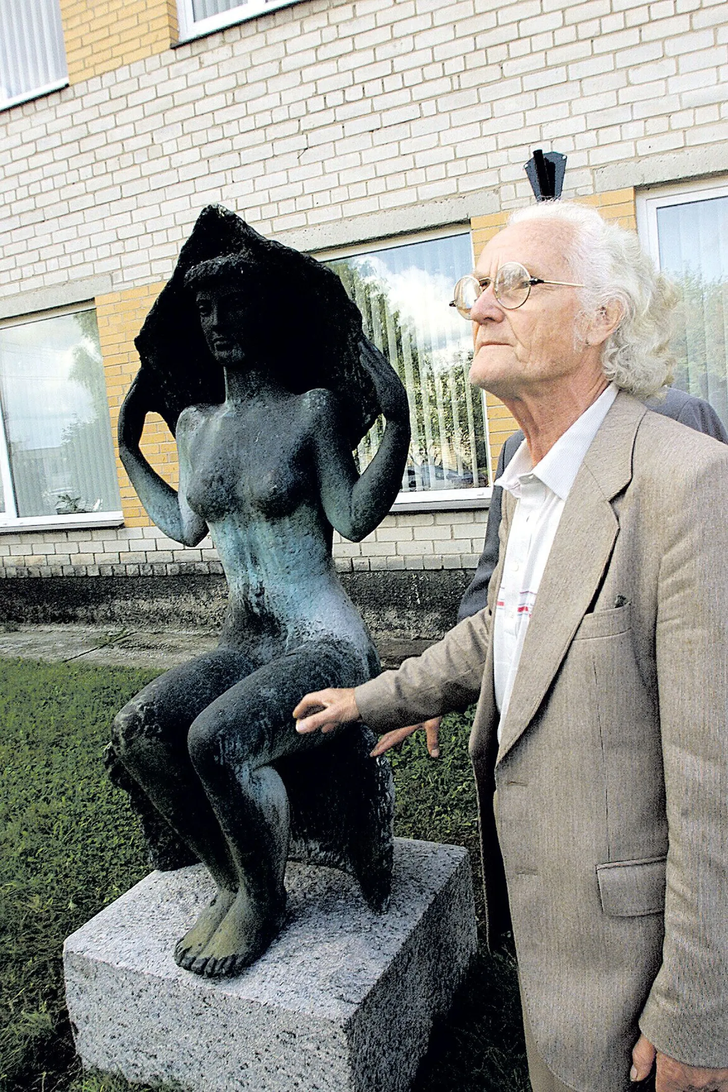 Endel Taniloo avas pronksist kuju «Sajus» Estre maja ees sügisel 2001. Samakujuline ja -nimeline šamotist skulptuur kaunistas veebruari viimase õhtuni Ülikooli kohviku trepikoda.
