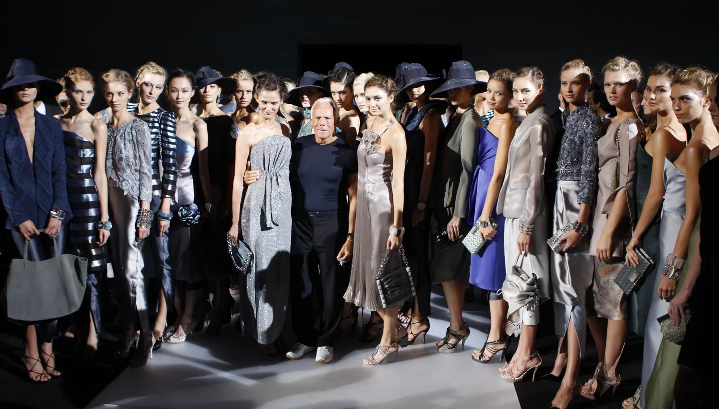 Giorgio Armani koos modellidega