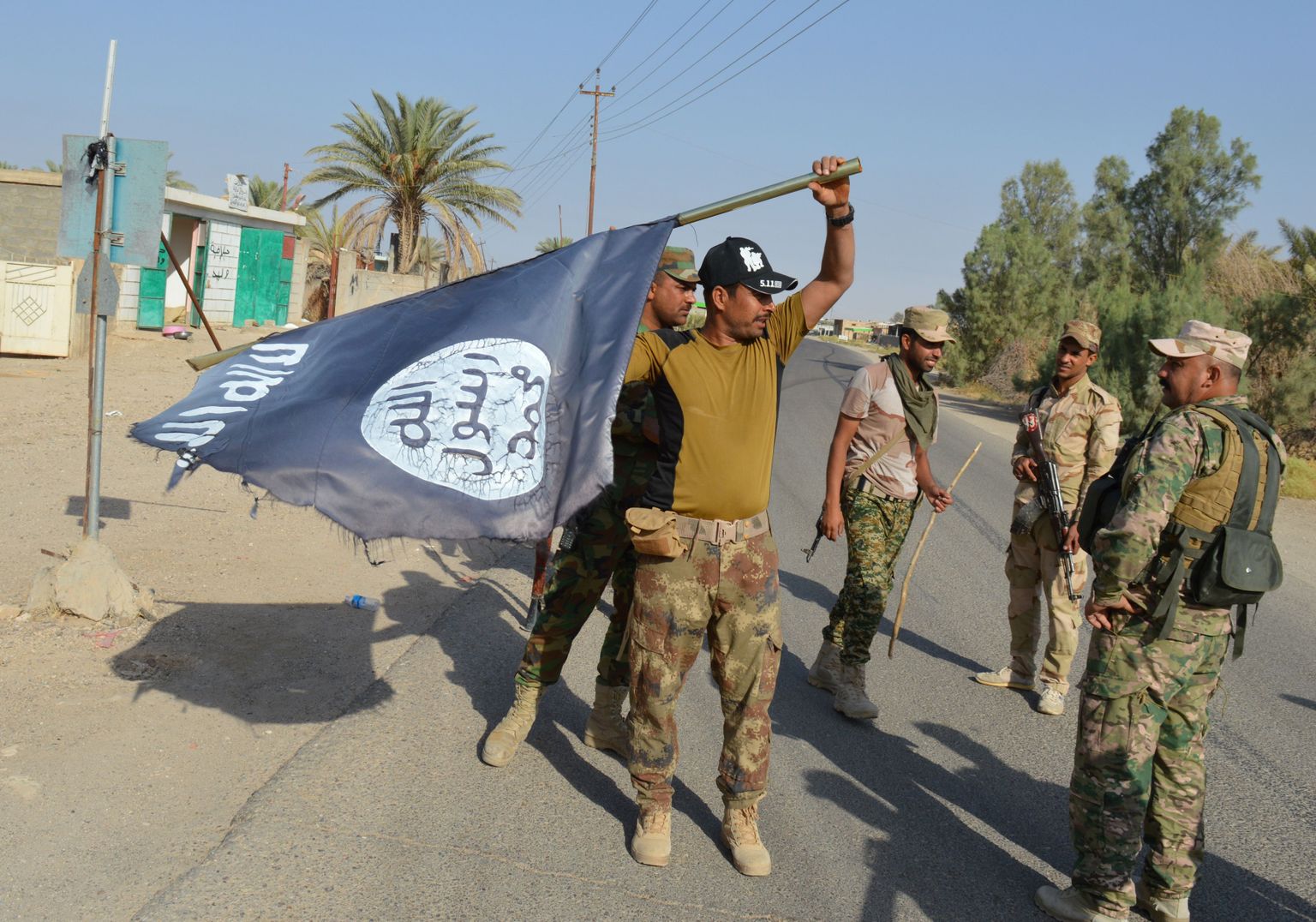 Iraagi armee sõdurid Anbari provintsis konfiskeeritud Islamiriigi lipuga