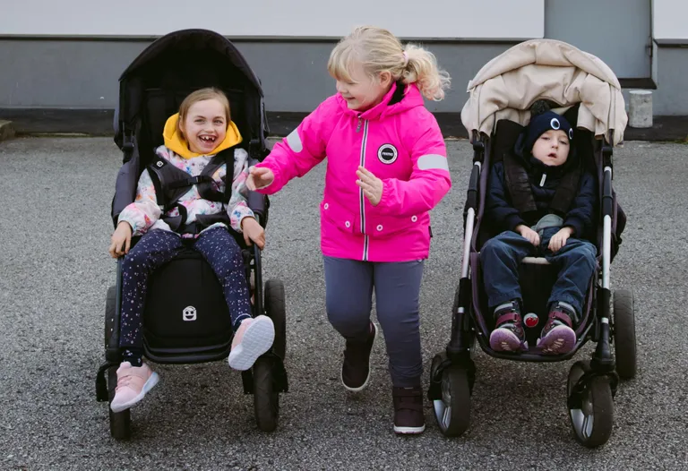 Karolini kooli lapsed Karolin, Mirtel ja Johannes.
