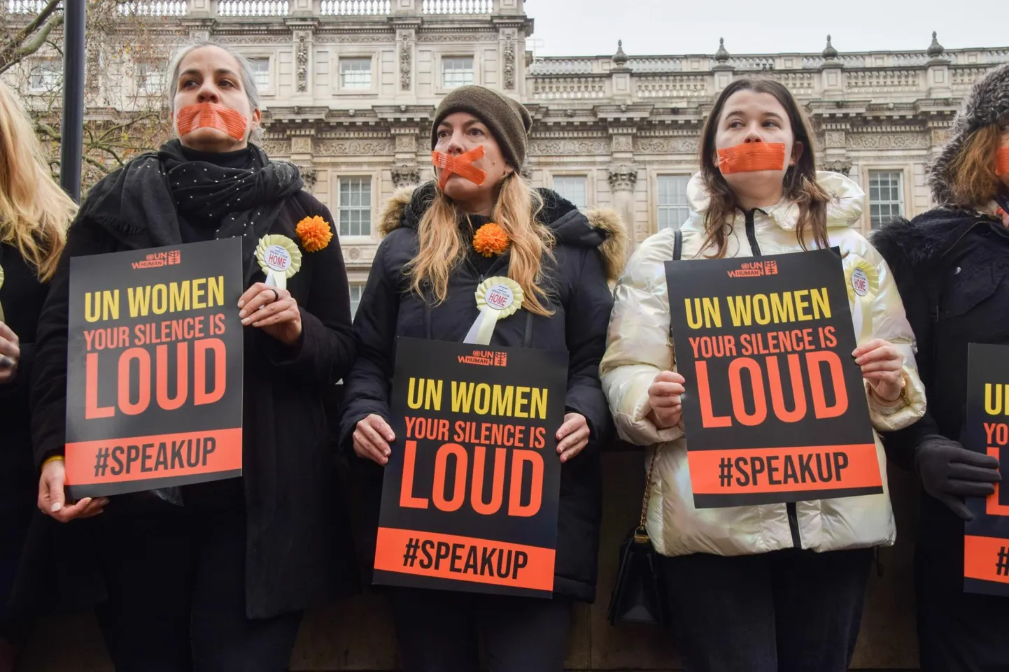 Meeleavaldus Londonis, kus protestijad heidavad ÜRO ametile ette vaikimist Hamasi võitlejate toime pandud seksuaalkuritegude asjus.