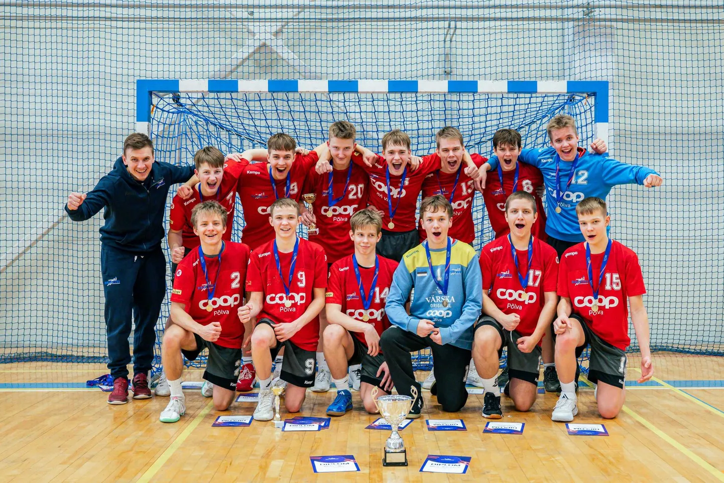 U16 vanuseklassi Eesti meistrid tiitli üle rõõmustamas.