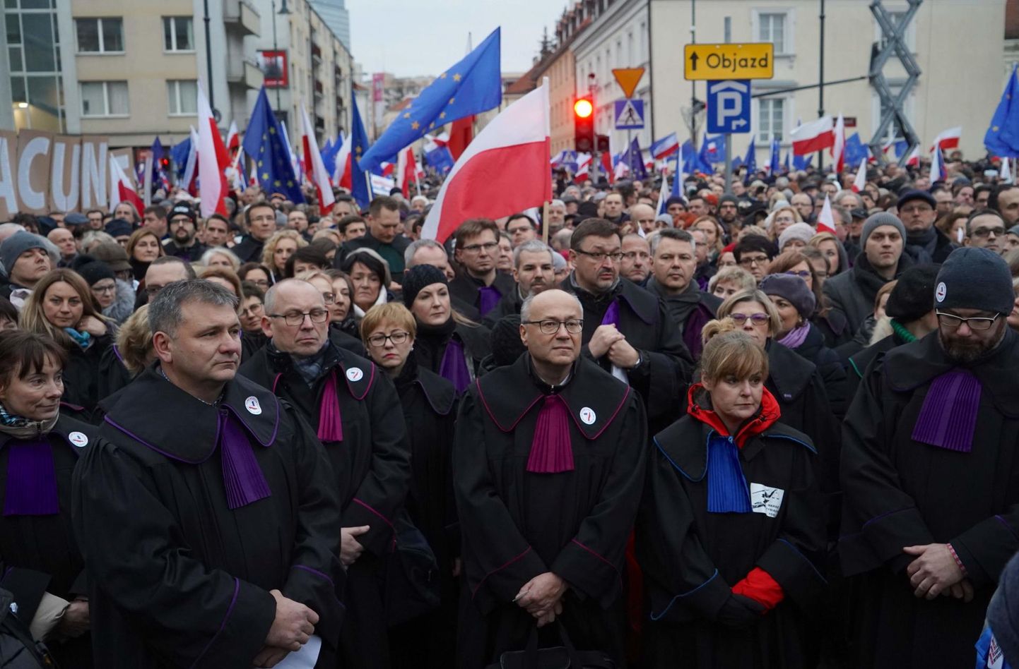Poola kohtunikud ja juristid on korduvalt avaldanud meelt valitsuse justiitsreformi vastu, nii ka tänavu jaanuari keskel, kui tuldi tänavatele nii Poola kui ka Euroopa Liidu lippudega.