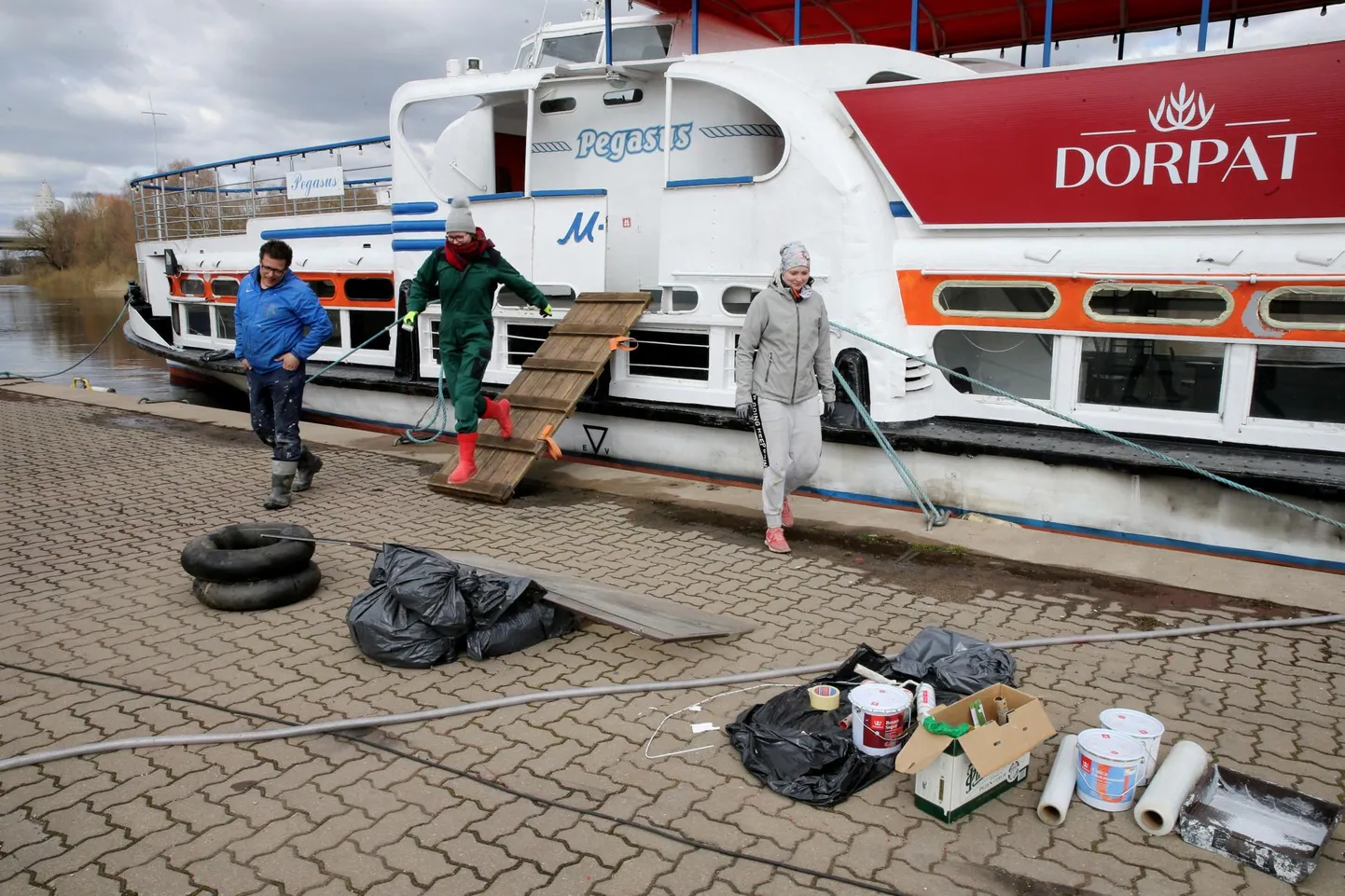 Pegasuse kapten Rainer Napits (vasakult), reisisaatja Lisette Kabel ja tüürimees Stella Siilak värvisid eile laeva üle.