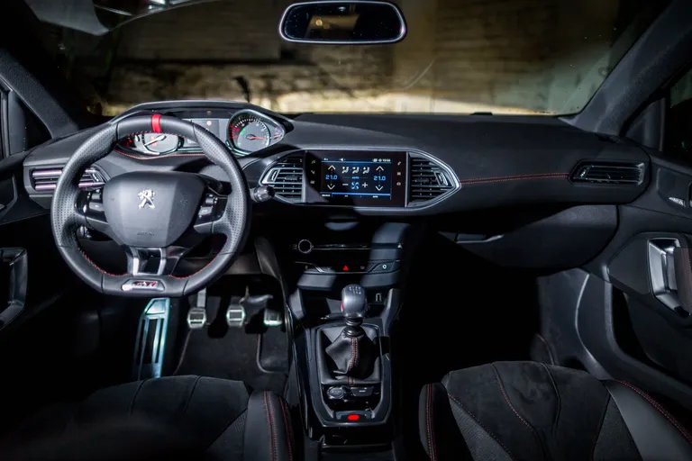 308 GTi punasega pikitud sõitjateruum.