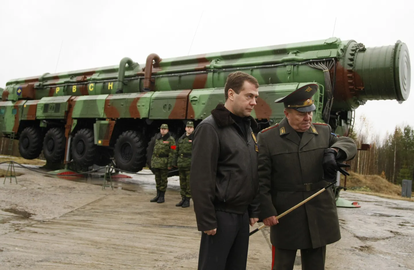 Vene strateegiliste raketivägede komandör kindralpolkovnik Nikolai Solovtsov tutvustamas president Dmitri Medvedevile mandritevahelisi rakette Plessetski kosmodroomil.
