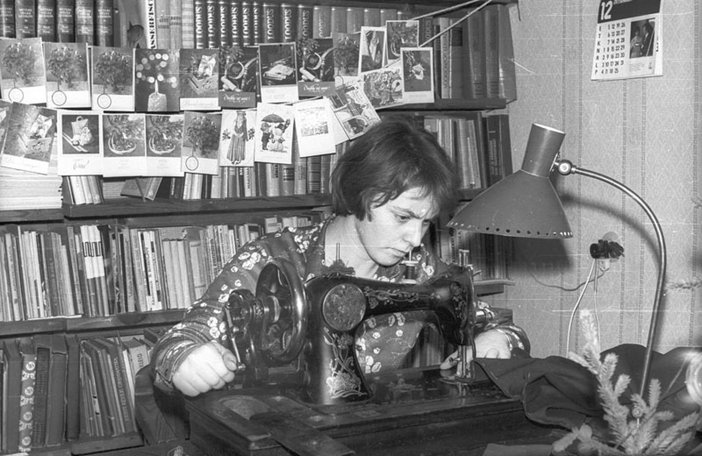Martin Maanso 1977. aasta foto «Naine õmblusmasinaga õmblemas»