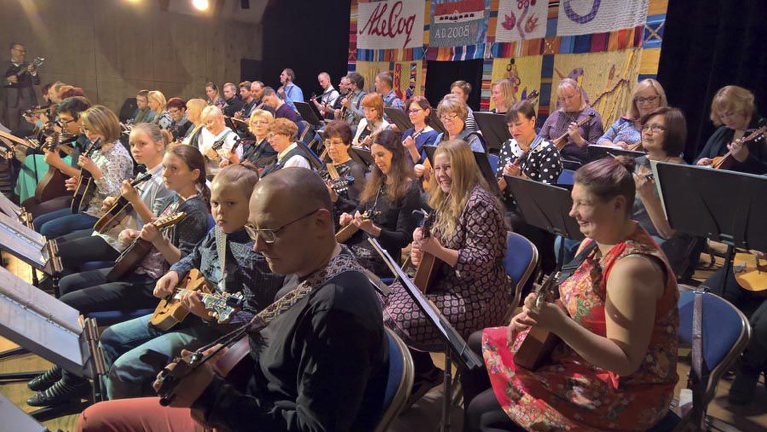 Uhtna ja Tapa mandoliiniorkestri koosseisus musitseeris pärimusmuusika aida laval poolsada pillimänguharrastajat.