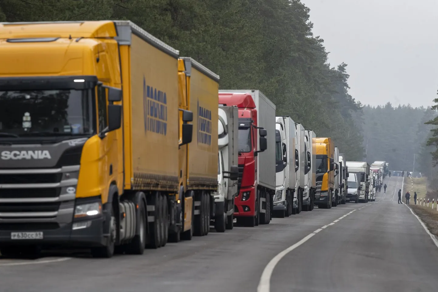 Водители грузовиков пытаются использовать различные схемы для перевозки санкционных товаров через балтийскую границу. Таможенникам не хватает денег и рабочей силы. На фото пограничный пост Райгардас-Привалка в Литве.