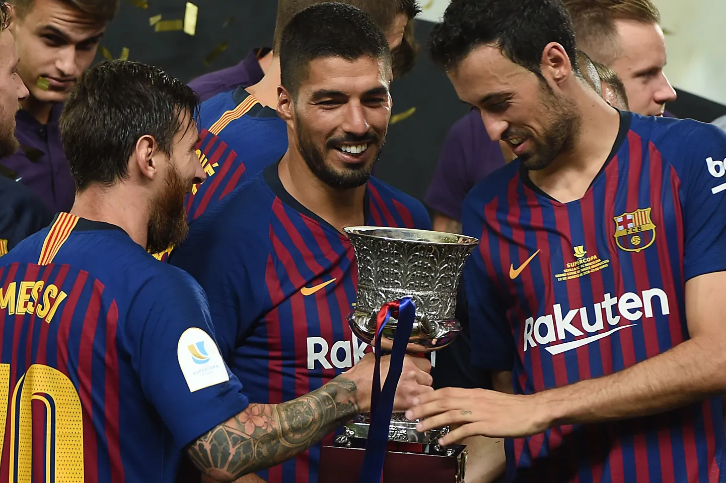 Kõige vasemal on Lionel Messi, kõige paremal Sergio Busquets.