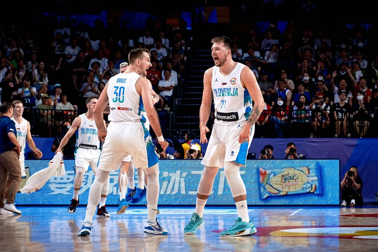 Slovēnijas basketbolisti Zorans Dragičs un Luka Dončičs