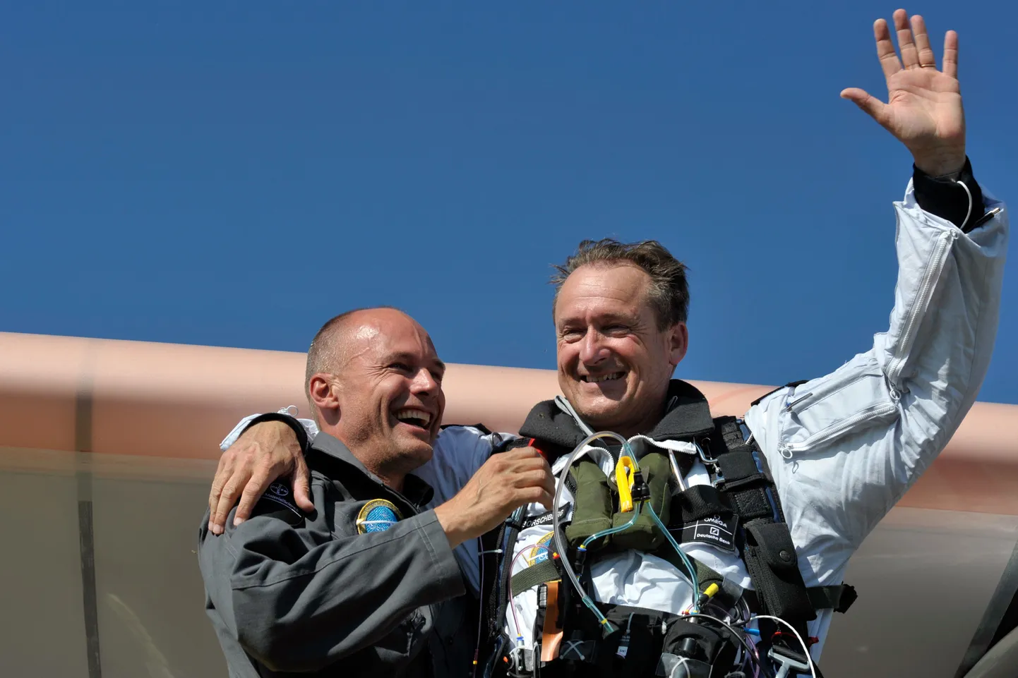 Õnnelikud Bertrand Piccard ja Andre Borschberg
