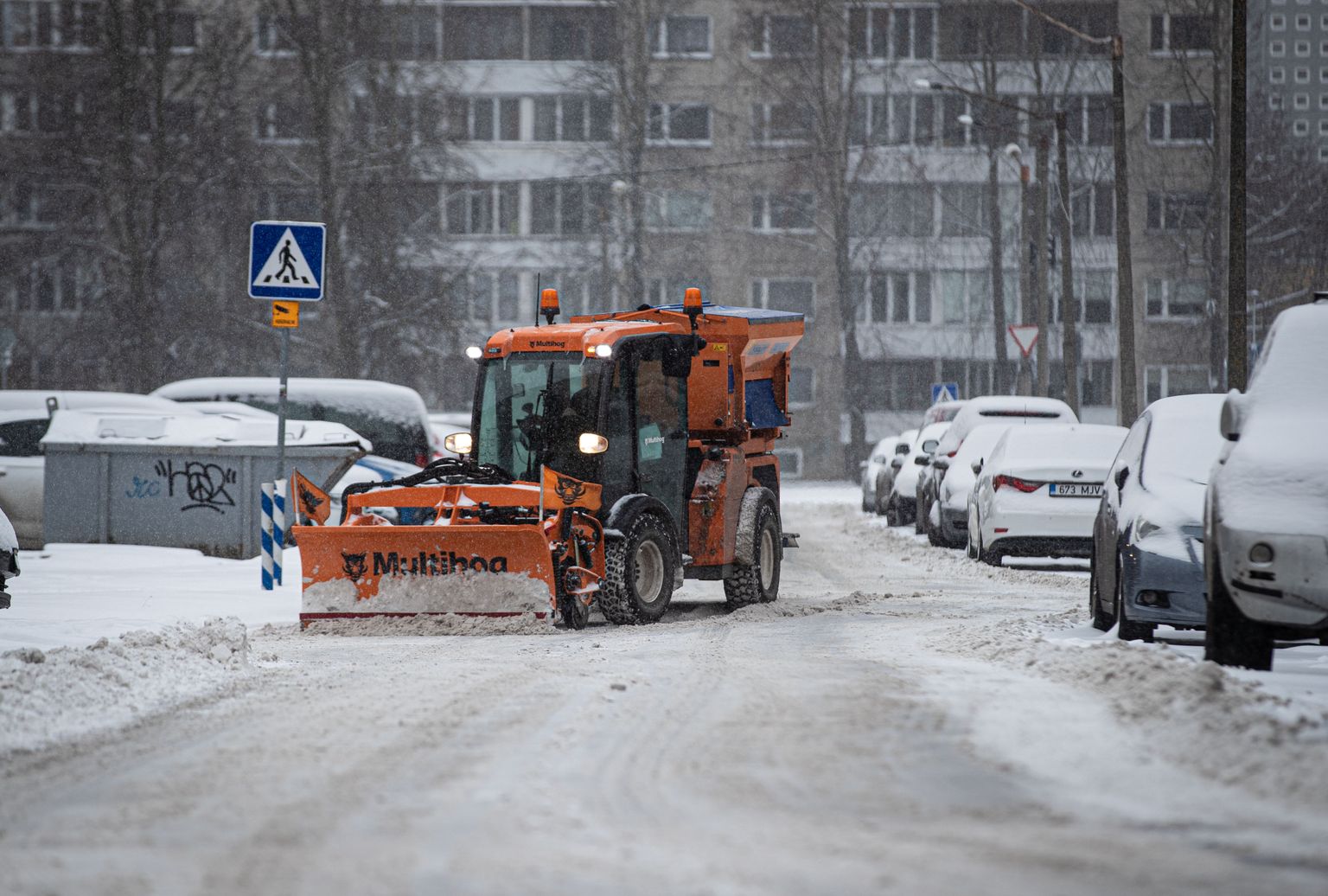 Снежные дорожные условия в Таллинне.