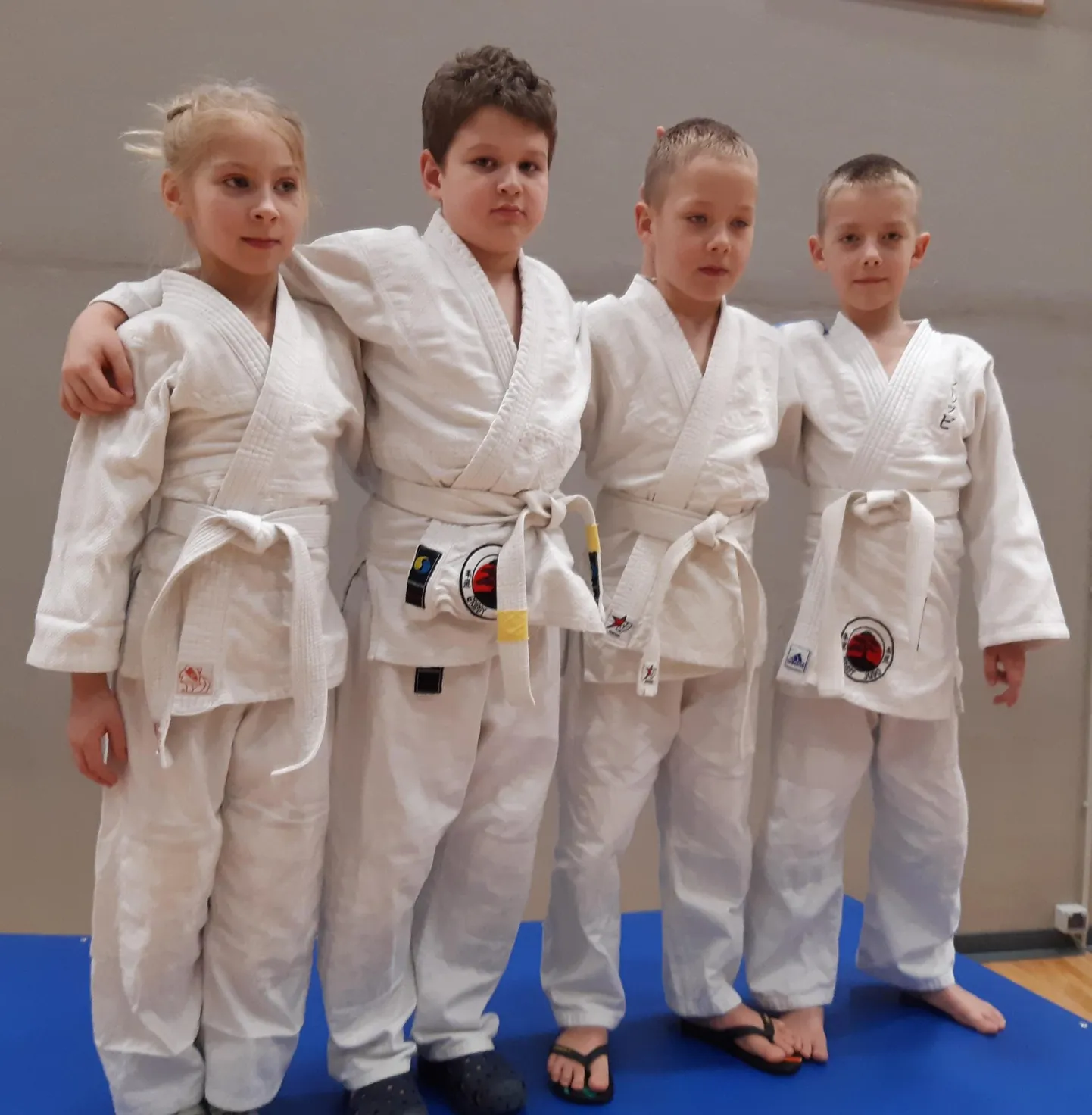 Spordiklubi Sakura väikesed sportlased Alondra Purve (vasakult), Oskar Sipsaka, Lars Dreifeldt ja Magnus Dreifeldt.