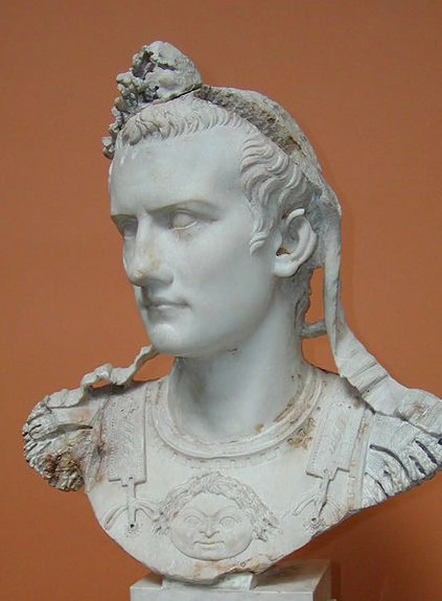 Caligulat kujutav büst
