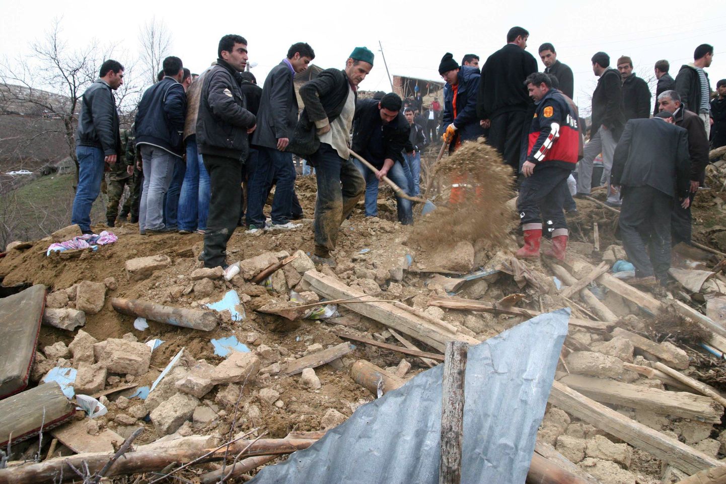 Турецкие спасатели разгребают завалы после землетрясения.