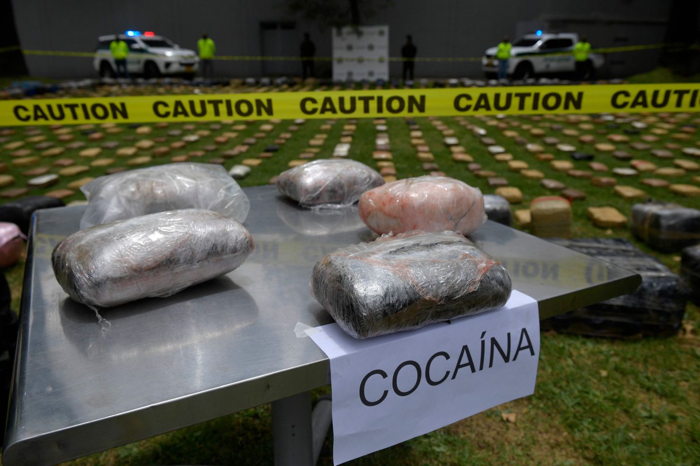 Konfiskeeritud kokaiinipakid Colombia pealinnas Bogotas aastal 2020.