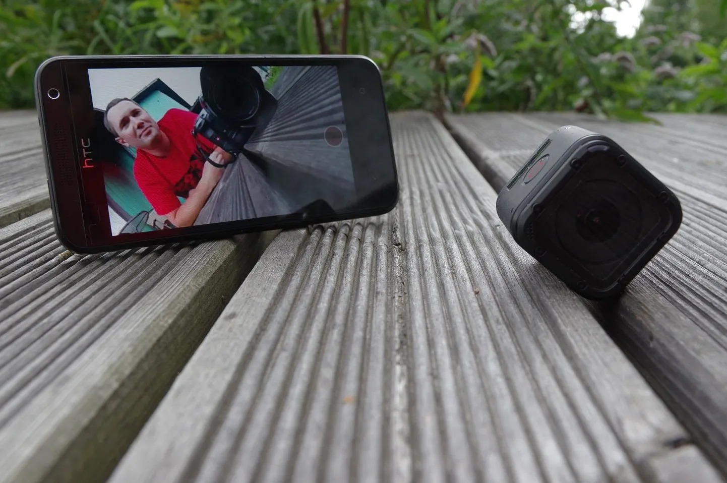 GoPro Hero4 Session on selline 3 cm külgtahkudega kuup, millel väike ekraan, kaks juhtnuppu, ees ja taga mikrofoni augud.