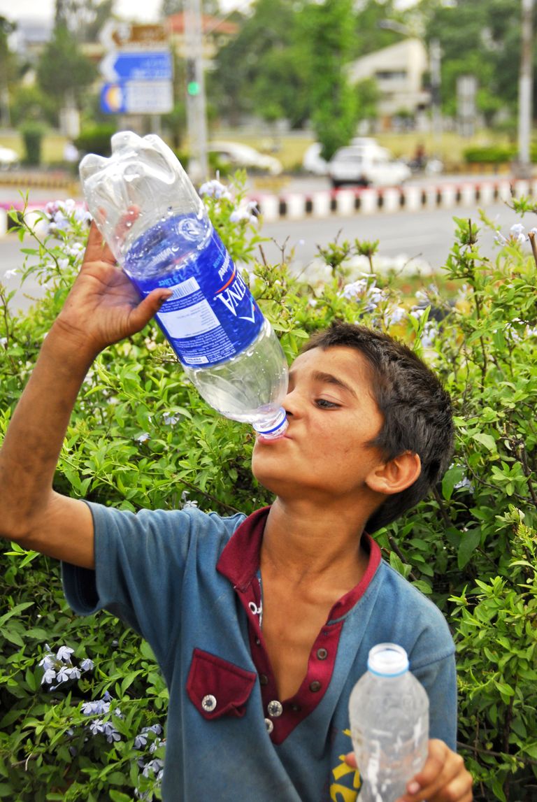 Pakistani poiss joomas vett